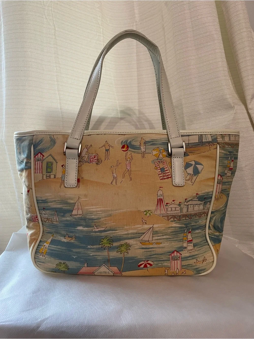 Fossil Canvas Beach Print Tote in Cream, Blue, Red - Picture 3 of 10